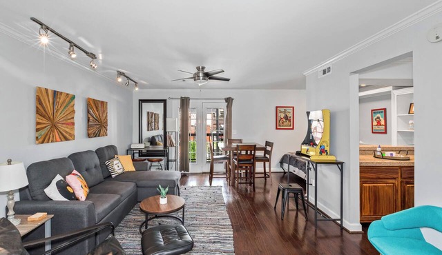 Walk 2 Broadway! Balcony! Free Parking!