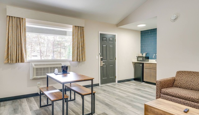 Walk to Beach & Dining: Port Huron Studio