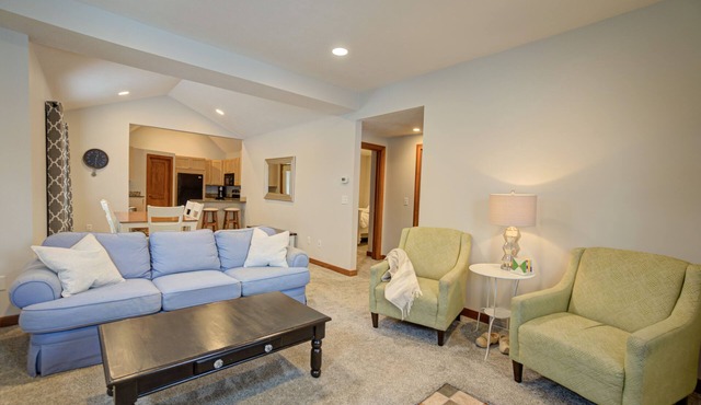 Walk to Downtown - King Bed - Private Entrance