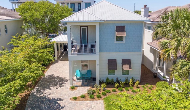 Walk to private Beach, Dog Friendly, 2 Community Pools