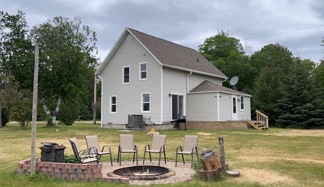 Walk to Sand Bay - Room to park boat! - Quiet Country Setting - 3 Bedrooms