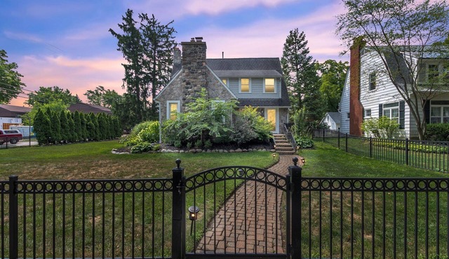 Walk to shopping, Charming Modern European cottage with huge deck
