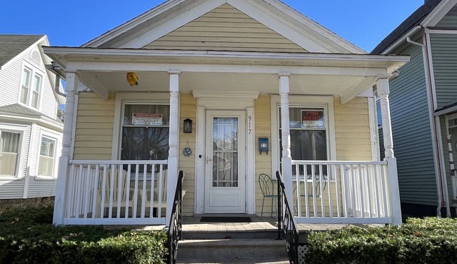 Walk to town & Silver Beach, All fall available.