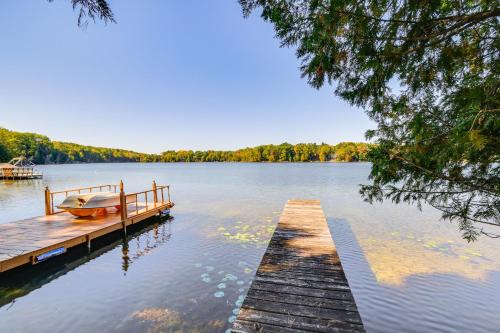 Walk to Water: Lake House in Suring!