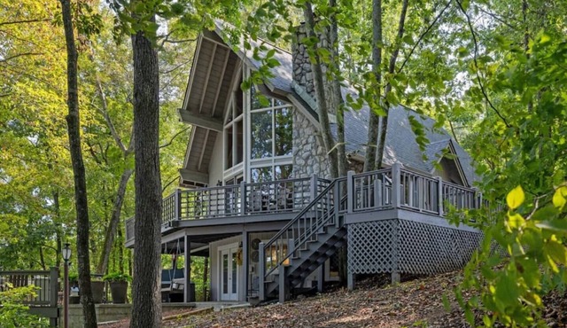 Water's Edge - Lakeside retreat