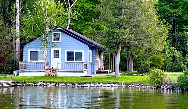 Waterfront Cottage on Long Lake