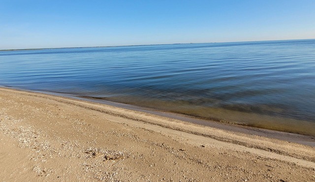 Waterfront Cottage, with sand beach, near Lambeau and Door County!