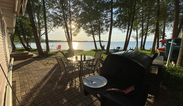 Waterfront gem, sandy beach, modern kitchen, large great room, free firewood