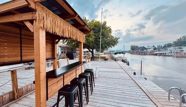 Waterfront/golf cart/tiki bar/boat slip/downtown!