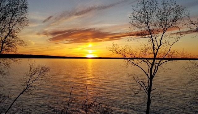 Waterfront guesthouse at cliff's edge of Lake Superior's South Shore, Sky Fire. in Cornucopia