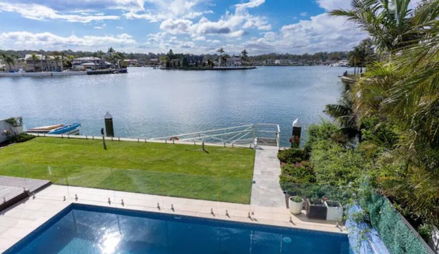 Waterfront Harmony House with heated pool and kayak in Sylvania Waters