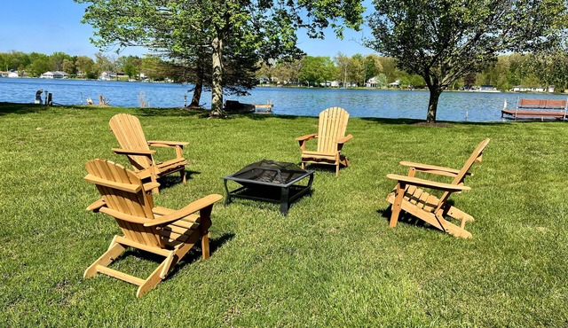 Welcome to complete relaxation! This remodeled spacious lake house sits on Fish Lake