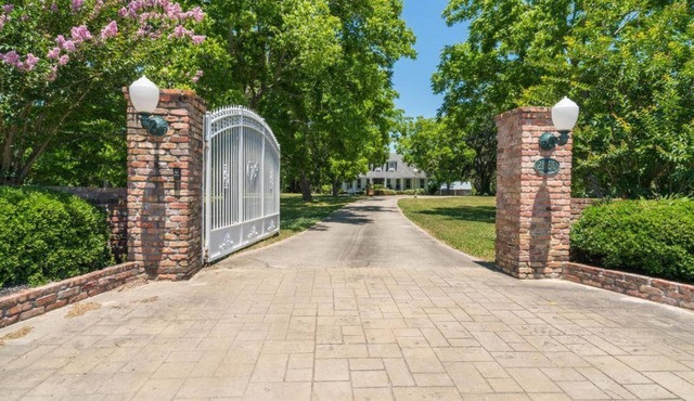 Welcome to the Graceful Oaks!