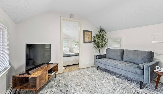 Welcoming Studio Apartment Just Steps Away From Historic Downtown Battle Creek