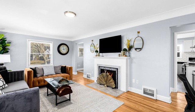 West Ann Arbor Whole Home 4 Bed, 3 Full Bath - Sleeps 12!