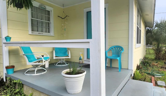 Whimsical Mermaid house 3 miles Downtown & NAS