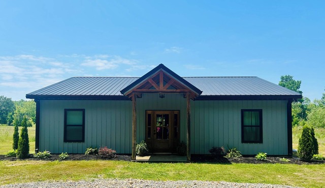 Whiskey And Wine Creekside Hideaway with Speakeasy - 1 hour from Nashville
