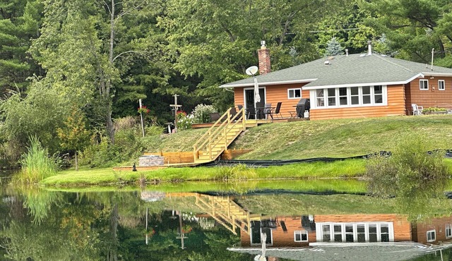 WHISPERING PINES COTTAGE-The Most Beautiful Place in America-Sleeping Bear Park in Beulah