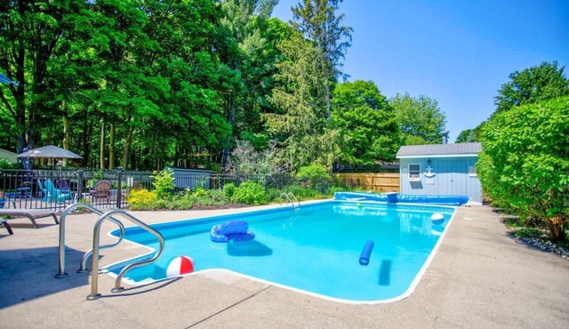Woodcliff Cottage with Heated Private Pool-Family Friendly