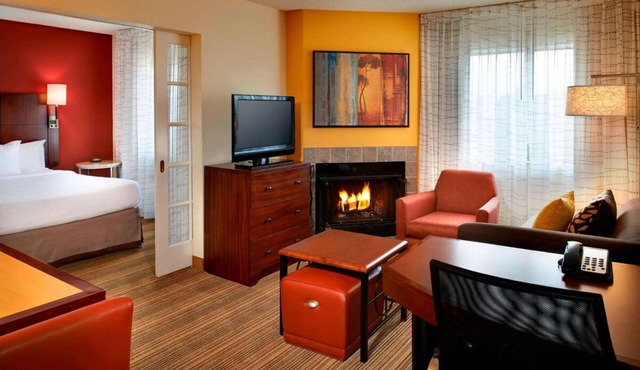 Your Home Away From Home! 2 Posh Units, w/Kitchen! Pet-Friendly, Free Breakfast