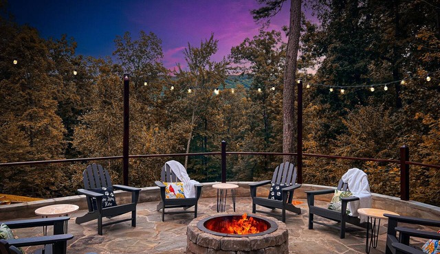 ZEN MountainRetreatVilla Hot Tub FirePit Fenced Yard Dog-Centric EVCharger Games