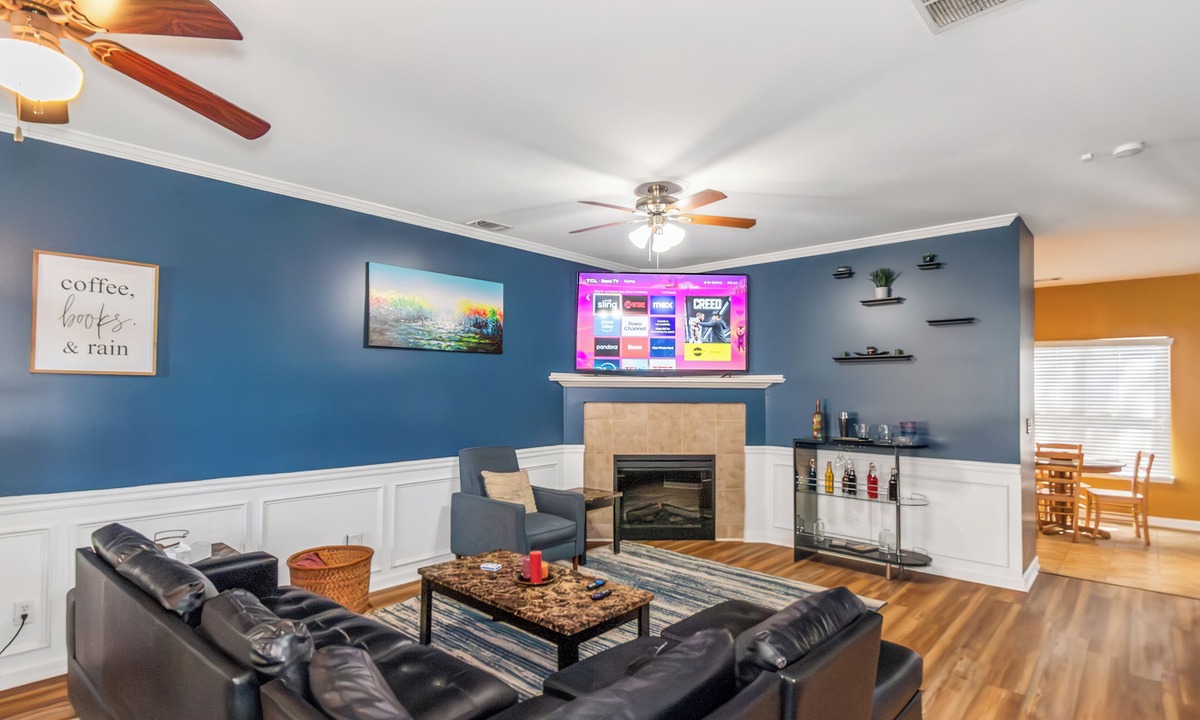 Church Street House | 4BR Home with calif king bed Sleeps 10, Gym near Airport