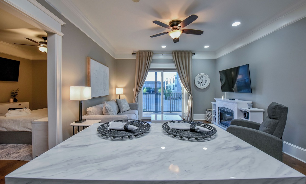 Tuscaloosa Condo | Big Al's Den -Walk to stadium, the strip, and Downtown Tuscaloosa!