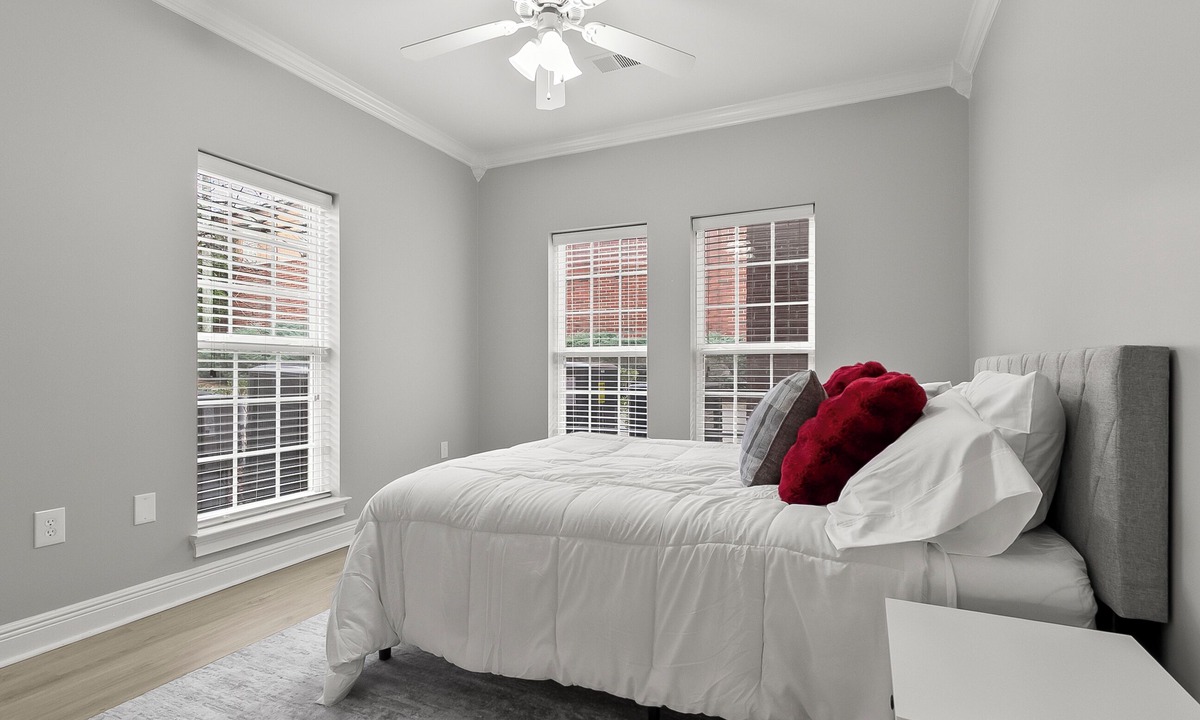 Tuscaloosa Condo | Front door to "Roll Tide" in minutes! Walk to the Stadium and avoid the parking!