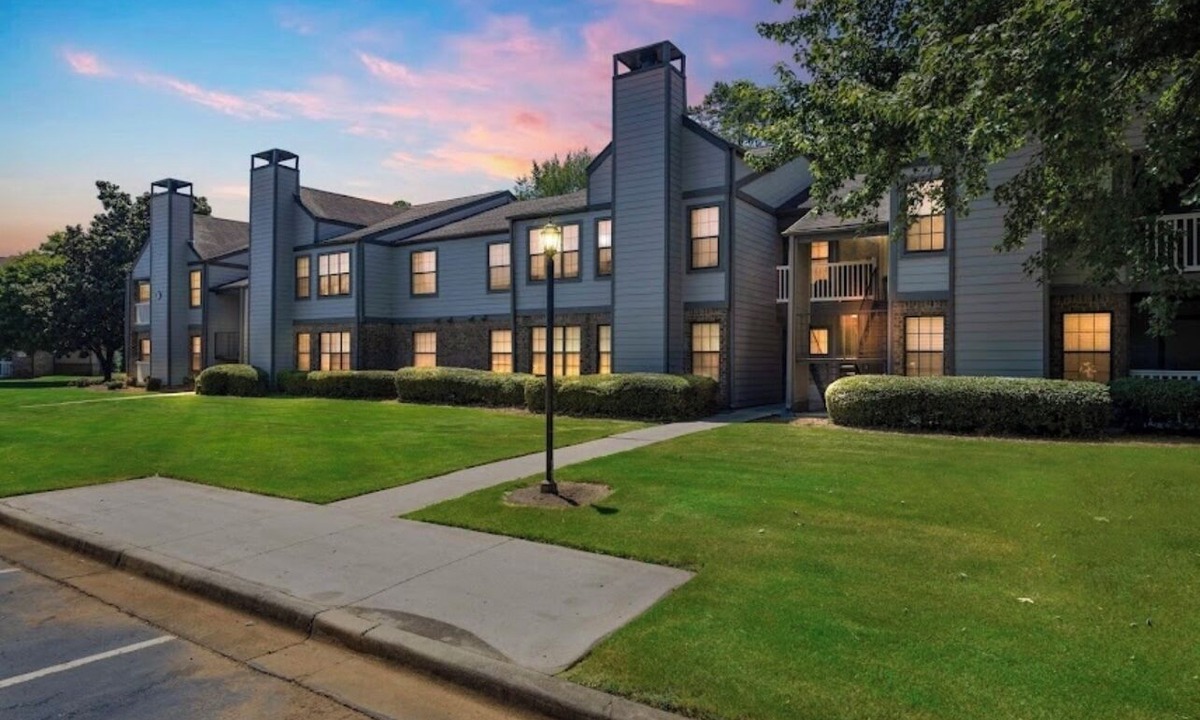 Sherwood Park Apartment | Business Traveler+ Gate 9 3 minsSpace Camp 3 mins. UAH Campus 5 minutes-Shopping