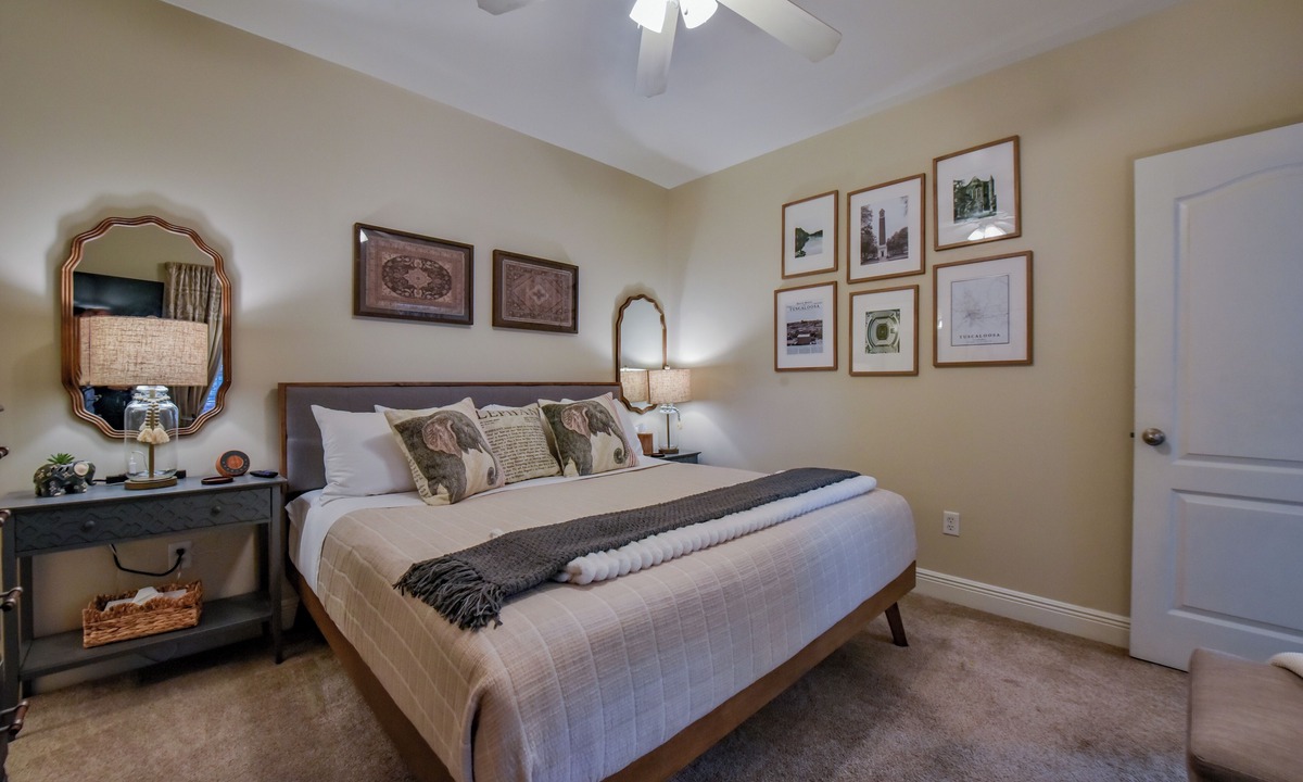 Tuscaloosa Condo | Welcome to Southern Comfort! Luxury condo 1 mile from Bryant-Denny Stadium!