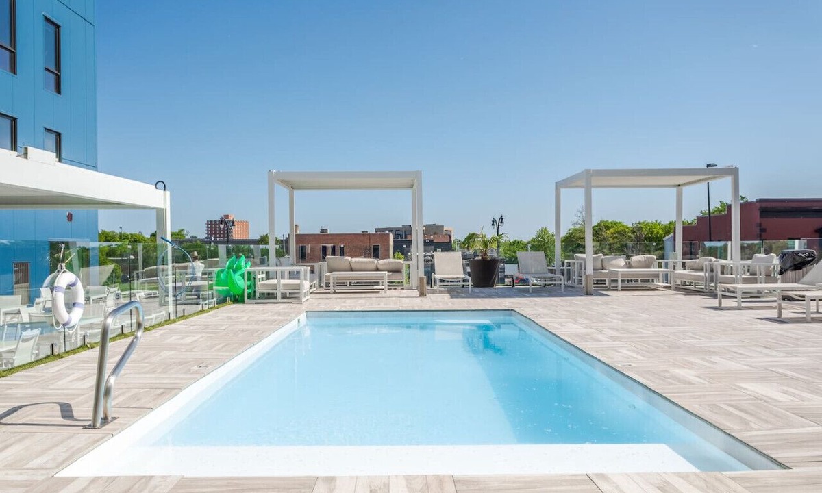 Wyandotte Apartment | Loft, Open Concept, Balcony 2 Bed, Pool Gym, Wifi