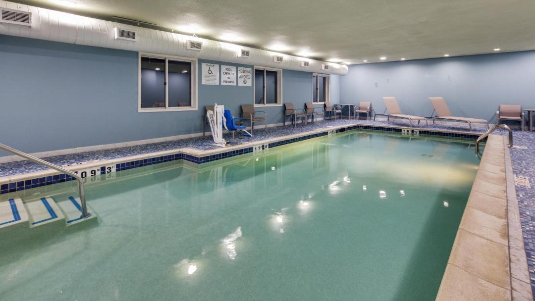 Northville Hotel | Holiday Inn Express & Suites Detroit - Farmington Hills by IHG