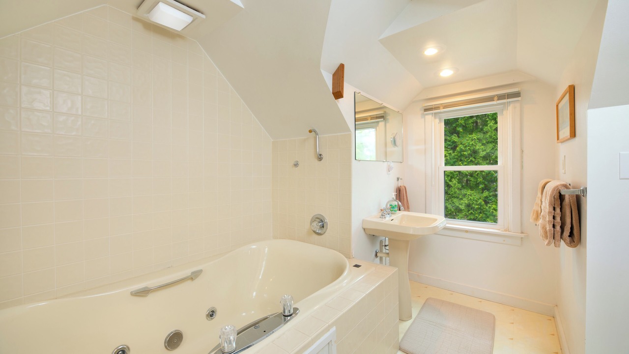 Photo of Bathroom in Maple City