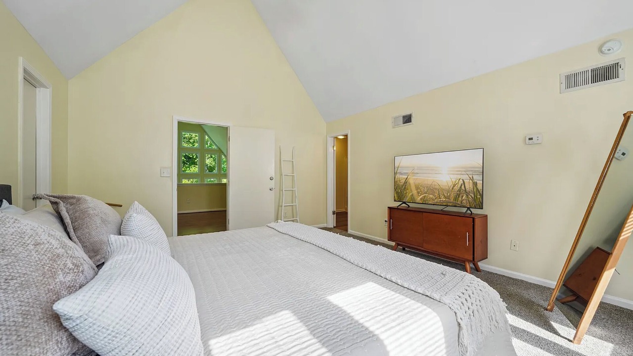 Photo of Bedroom in Northport