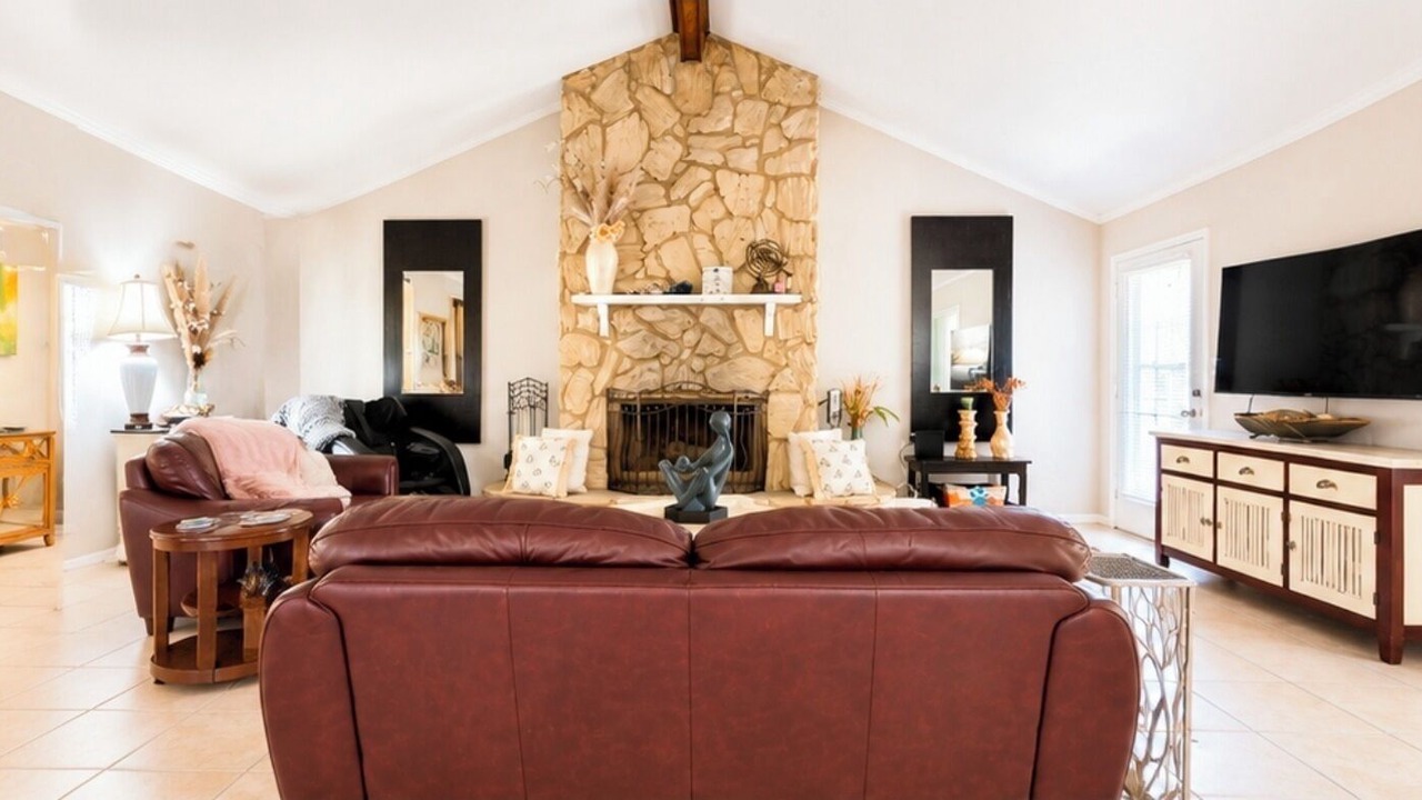 Photo of Livingroom in Daphne