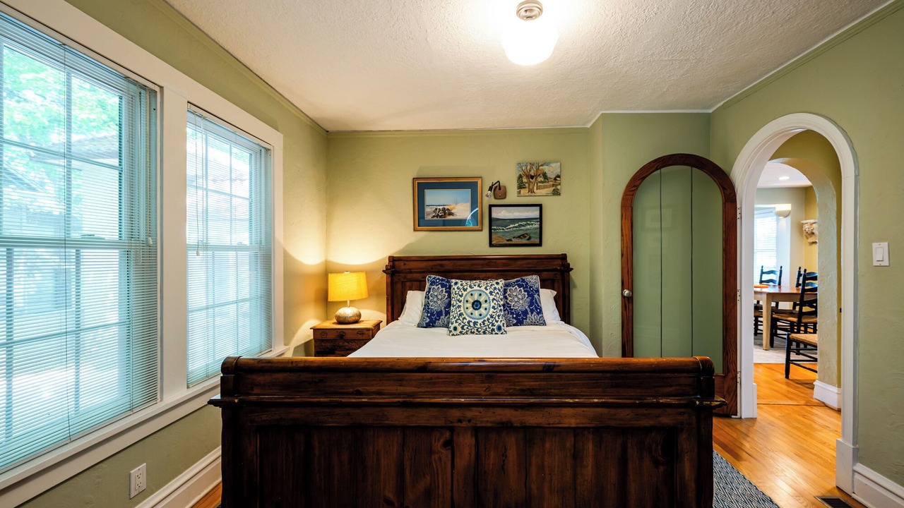 Photo of Bedroom in Gordon Beach