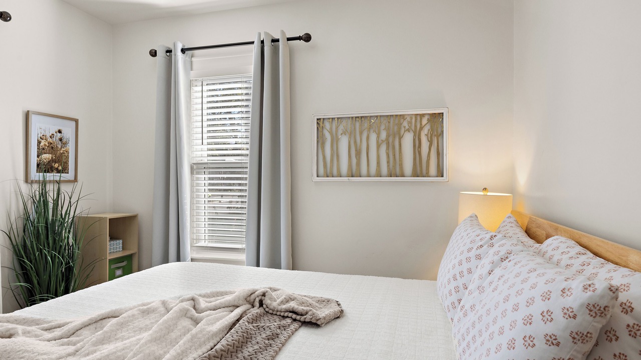 Photo of Bedroom in Lakeside