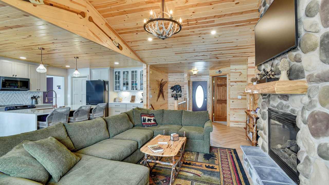 Photo of Livingroom in Houghton Lake
