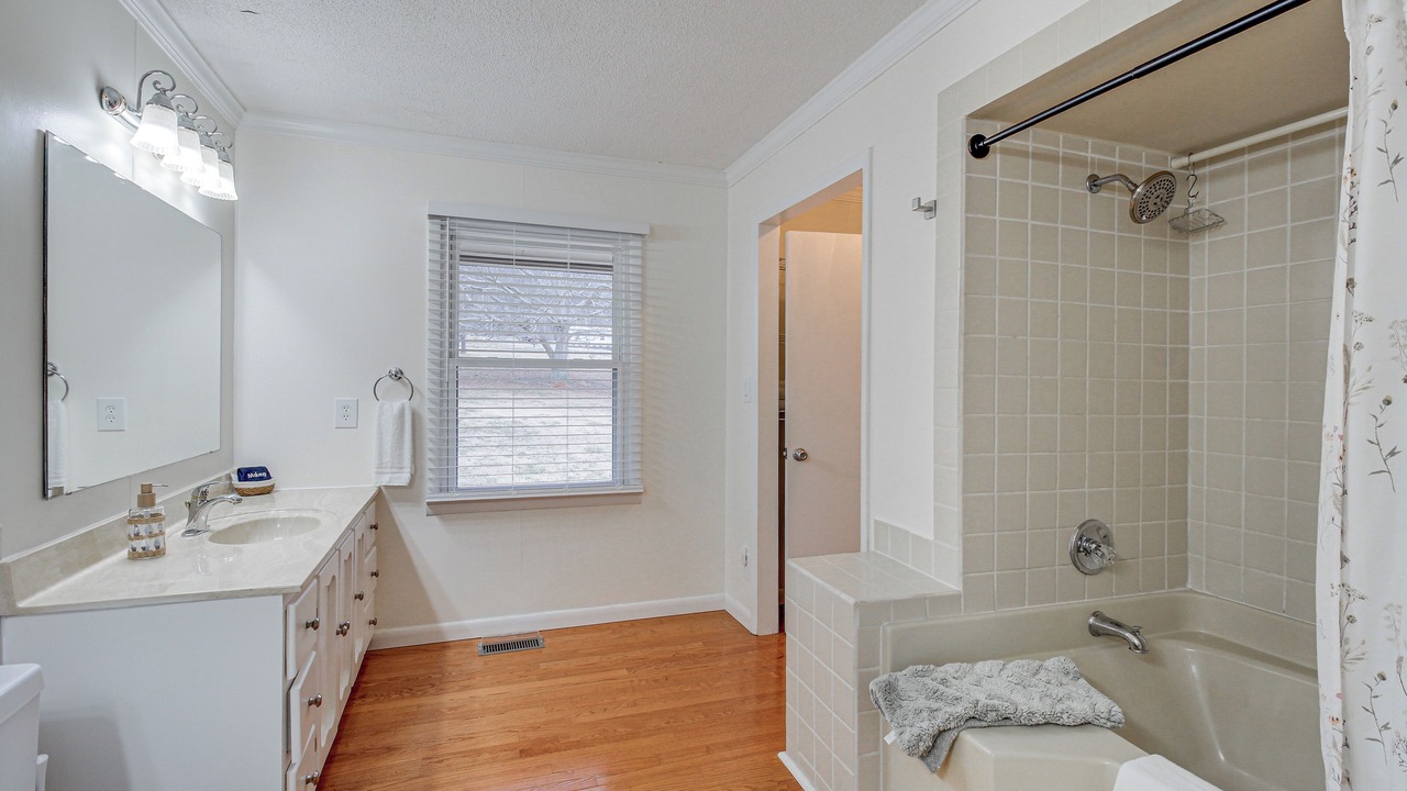 Photo of Bathroom in Groveoak