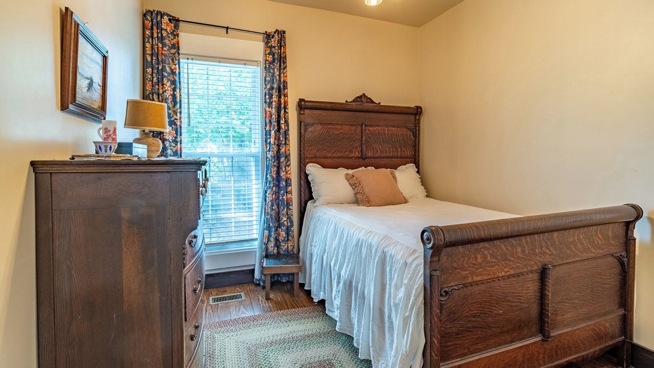 Photo of Bedroom in Flintstone