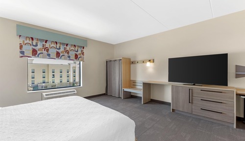 Suite, 1 King Bed, Accessible (Mobility & Hearing, Roll-in Shower)