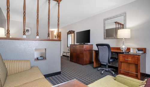 Suite, 1 King Bed, Accessible, Bathtub