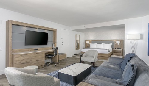 Junior Suite, 1 King Bed, Pool View