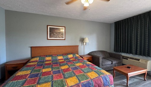 Room, 1 King Bed, Smoking