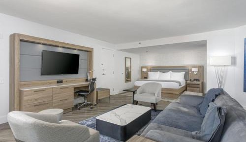 King Junior Suite with Pool View