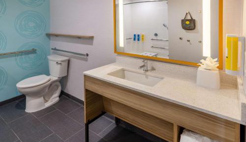 King Room with Bath Tub - Mobility Access