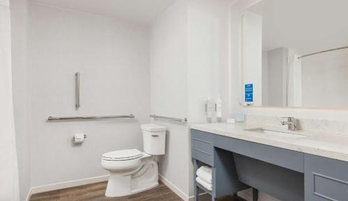 Deluxe King Suite - Mobility Access with Tub 