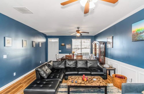 Church Street House | 4BR Home with calif king bed Sleeps 10, Gym near Airport