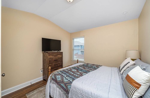 Normal House | Cozy three bedroom 7 minutes from MidCity/Orion Amphitheatre