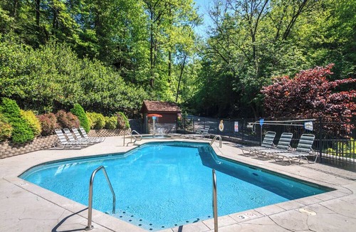 Black Bear Falls House | Gatlinburg Getaway by Jackson Mountain Rentals